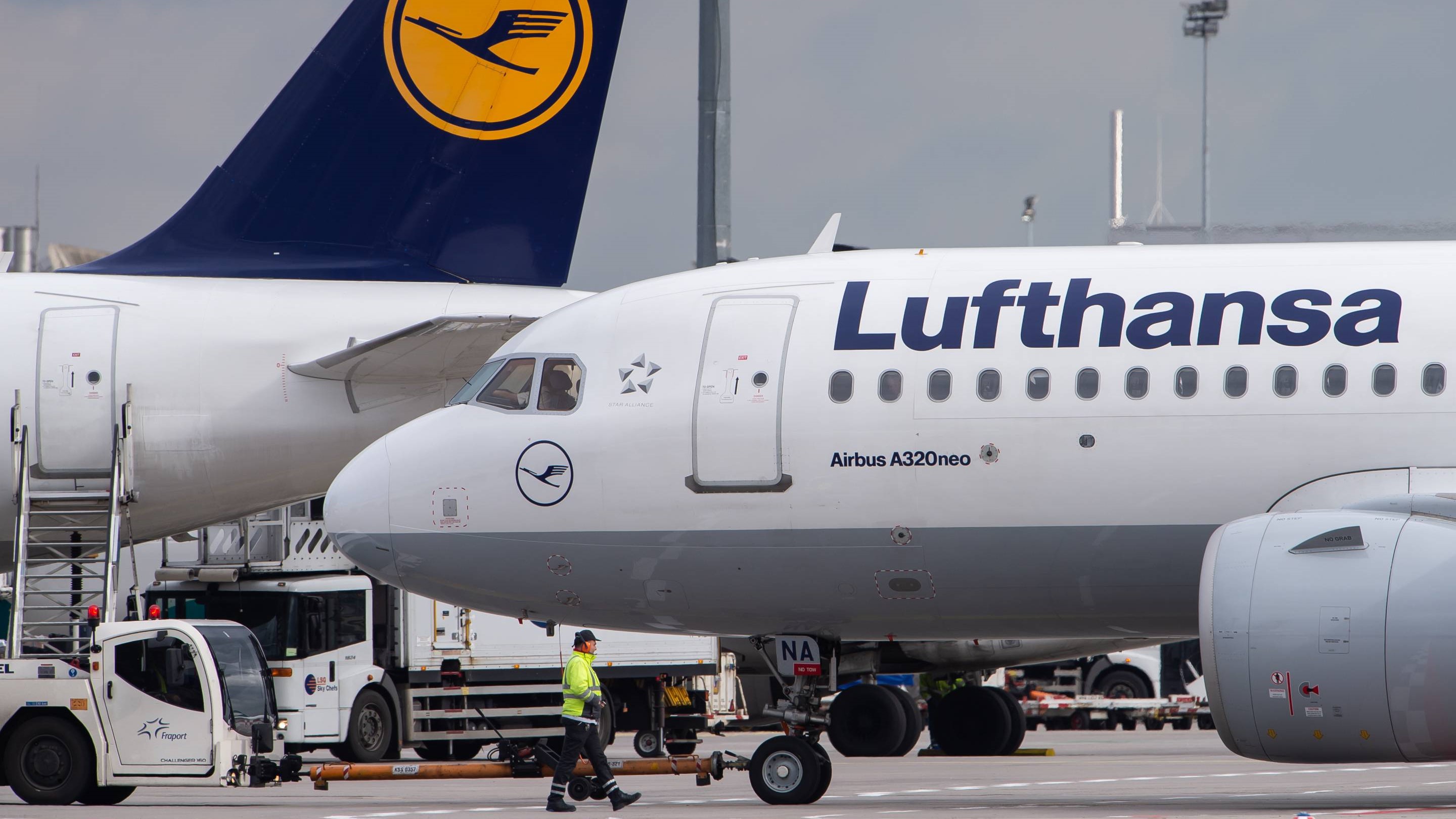 Громадный спрос на путешествия? Lufthansa резко поднимает цены на авиабилеты: средняя стоимость билета - 600 евро