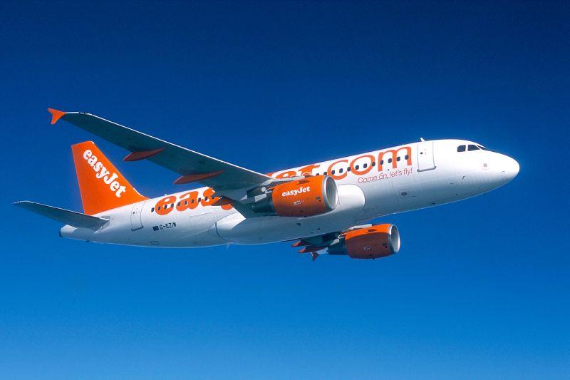 Aviokompānija «easyJet» sāks iekasēt naudu par lielo rokas bagāžu