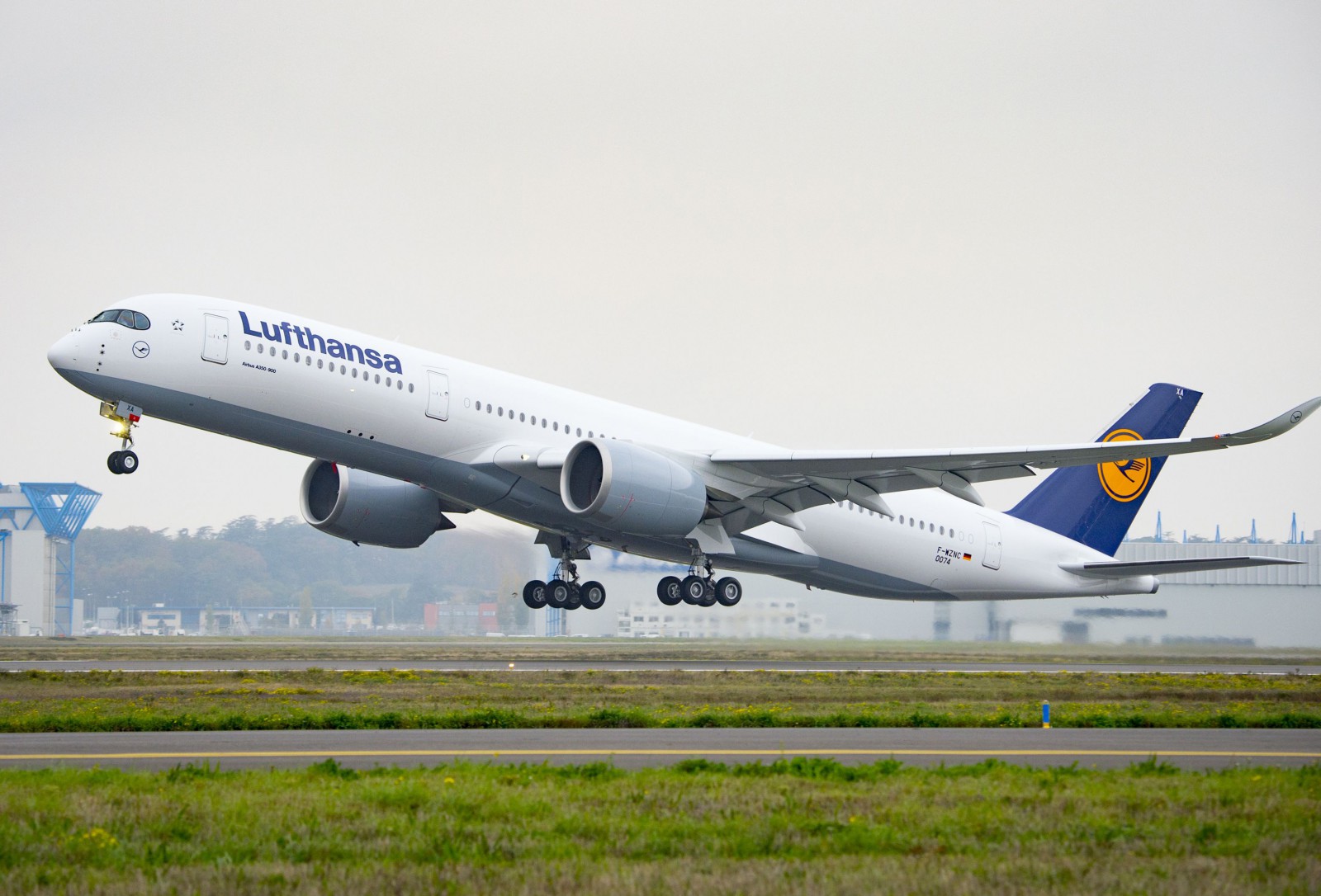 Авиакомпания Lufthansa вводит новый сбор и становится еще больше похожа на лоукостера Ryanair